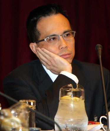 李嘉诚长子李泽钜：低调行事数十年，终获父亲青睐成家族继承人