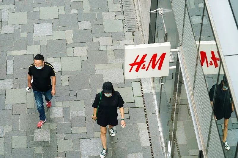 H&M现状惨了！利润直线暴跌，裁员上万，全球3000家店关闭
