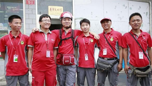 京东快递员1号，刘强东承诺，干满5年能买房，如今过得怎样