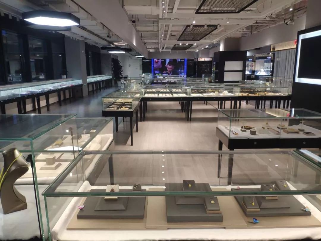 陪薇娅逛批发市场，坐拥直播界最强供应链，明星见了都喊他师父