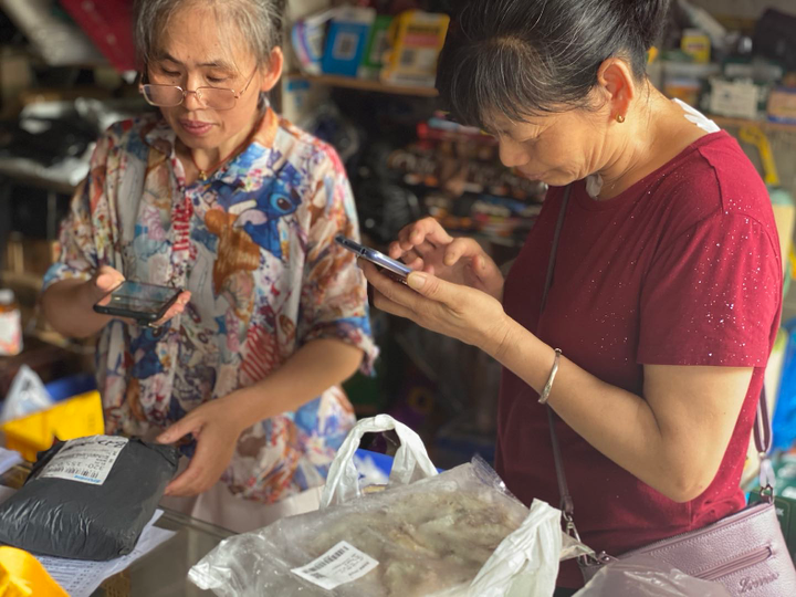 小时人物|不光快递代收,还搞社区电商,这家夫妻老婆店成最牛团长,秘诀是什么